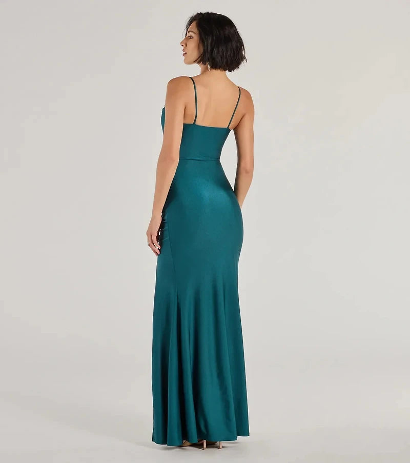 Vestido verde jade pegado al cuerpo con abertura lateral