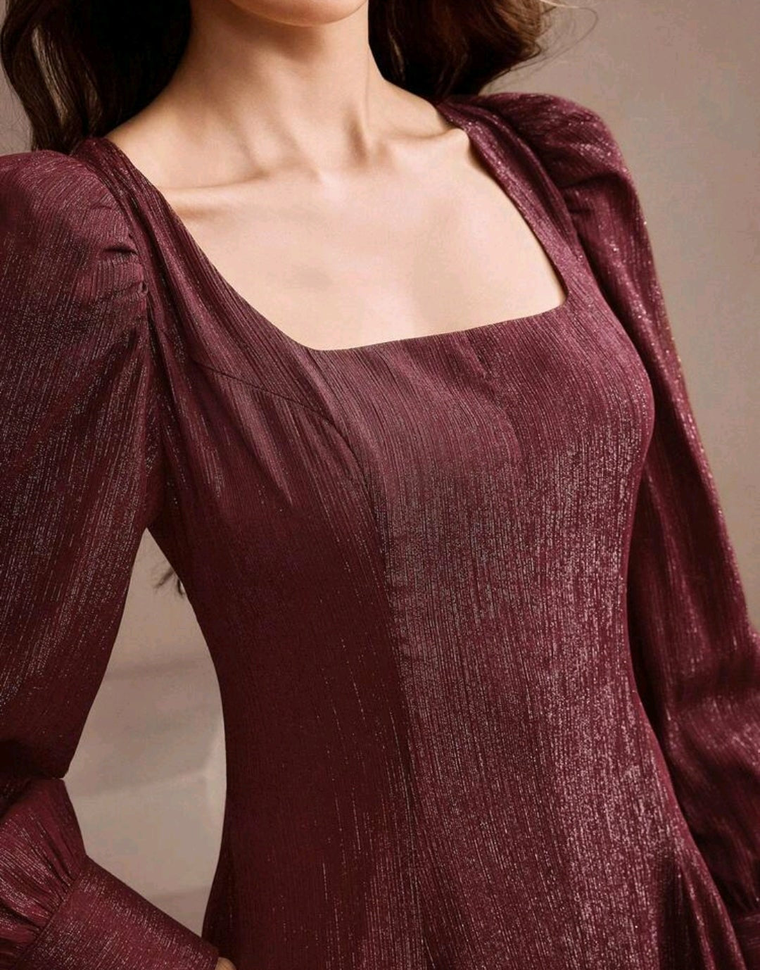 Vestido midi con tela brillante manga larga
