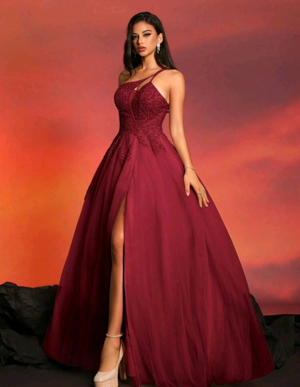 Vestido vino con pedrería de una manga y falda tul
