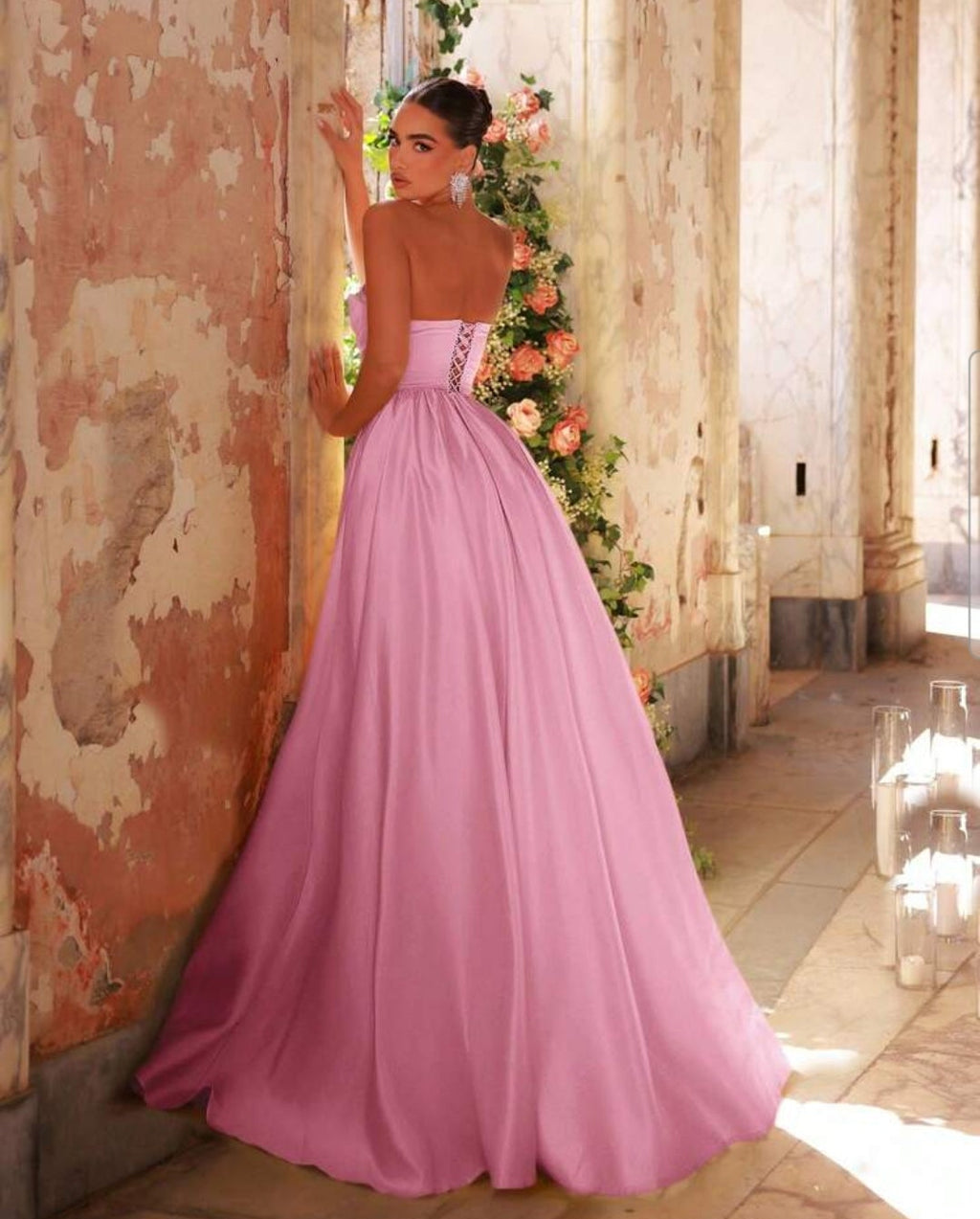 Vestido rosado satinado straple asimétrico corte A