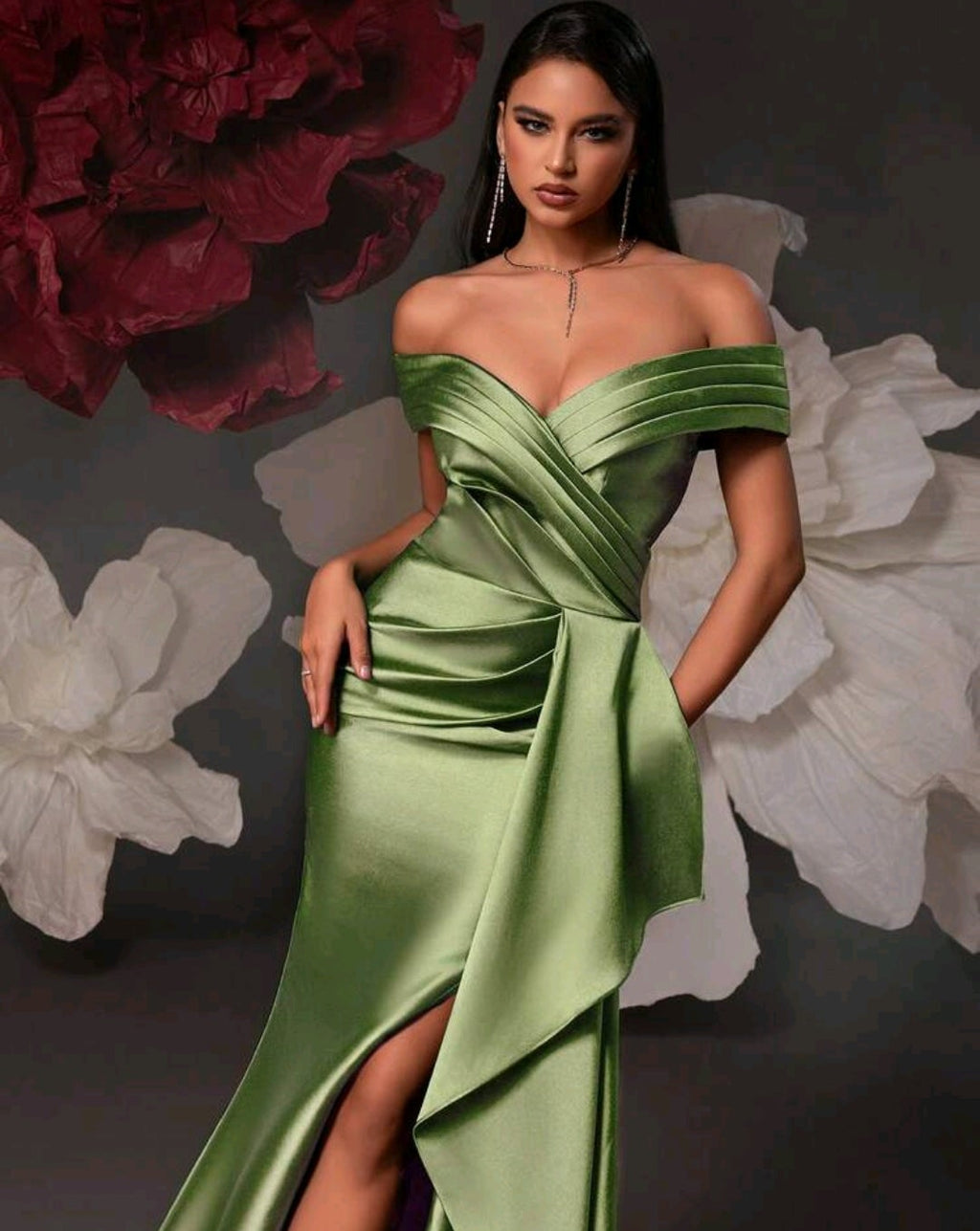 Vestido verde oliva con abertura lateral off-the-shoulder
