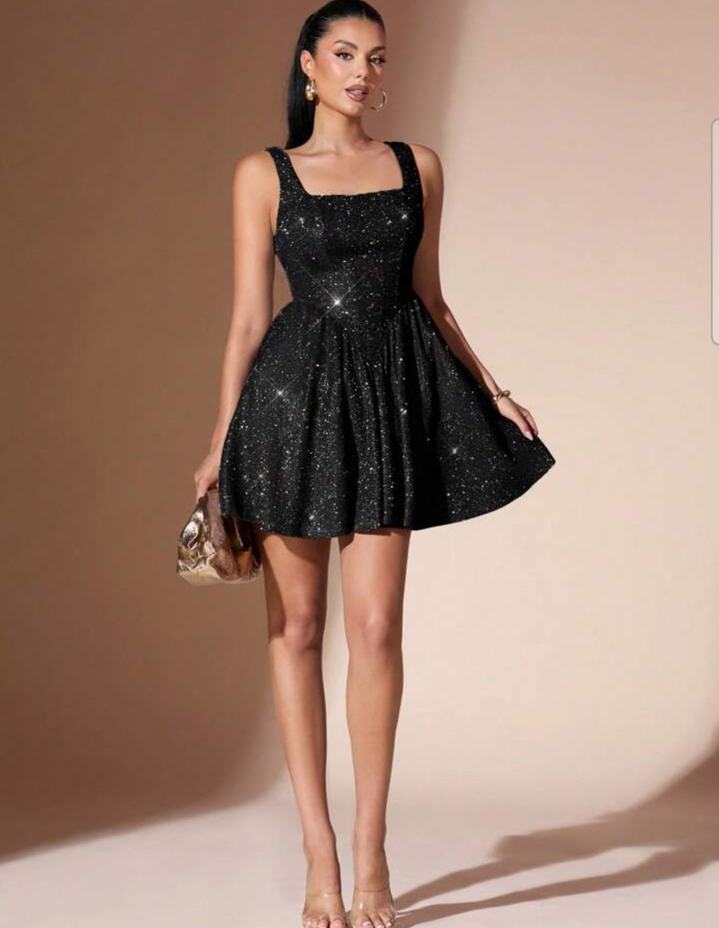 Vestido negro brillante con espalda semi abierta