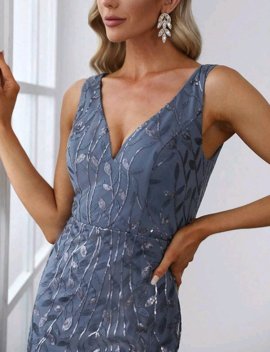 Vestido dusty blue corte sirena con escote en V