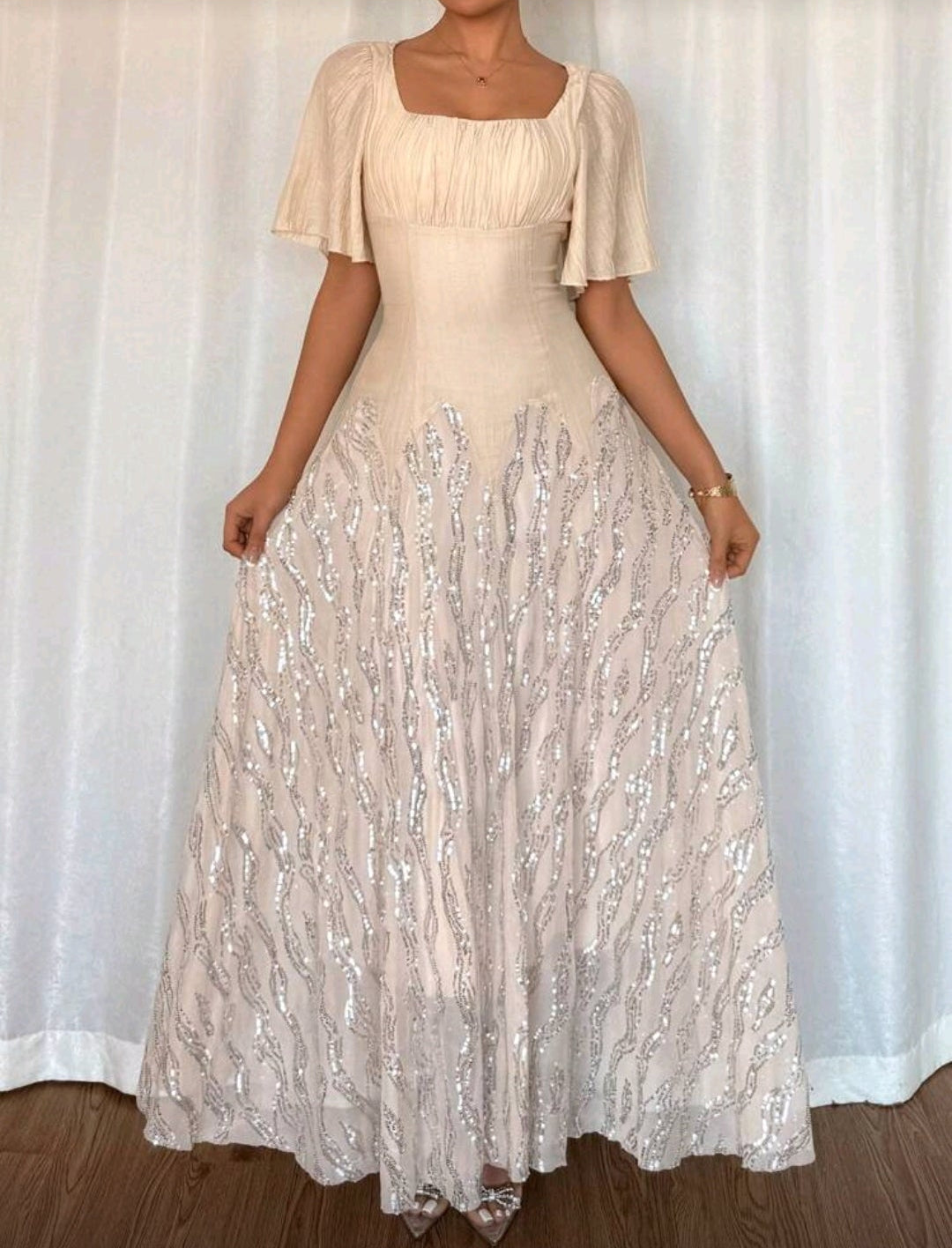 Vestido color Apricot con lentejuelas plateadas