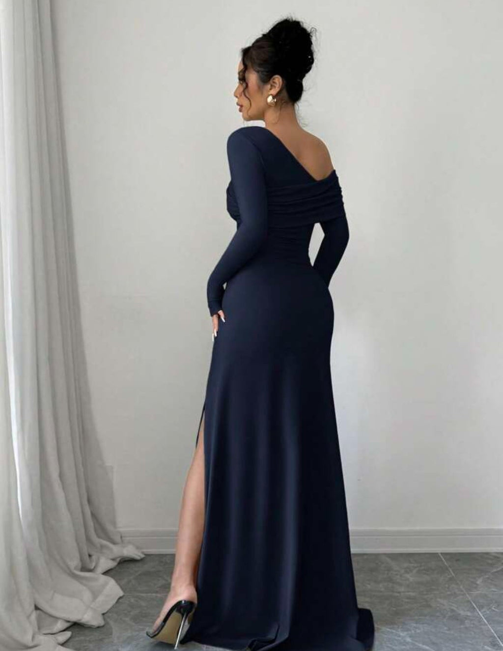 Vestido azul oscuro manga larga con abertura lateral