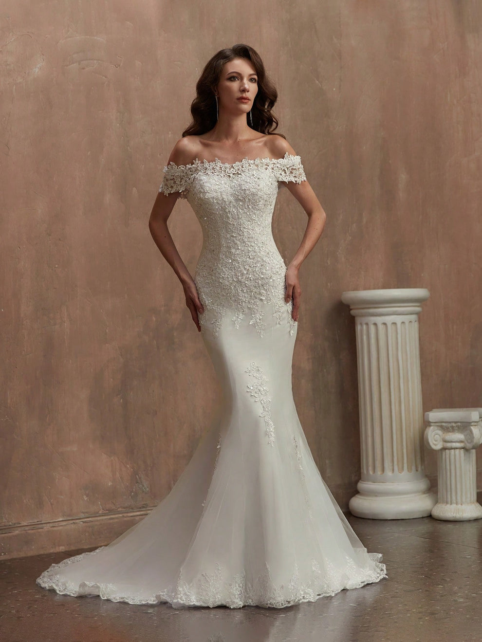 Vestido de novia encaje floral bordado y sutiles aplicaciones de pedrería que aportan brillo.
