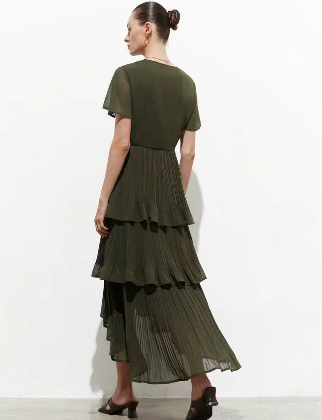 Vestido verde oliva manga corta falda cola de pato en capas