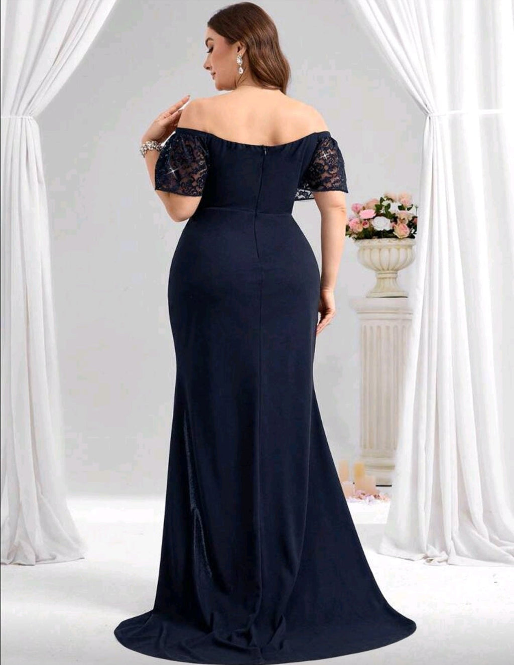 Vestido azul oscuro off-the-shoulder con abertura lateral