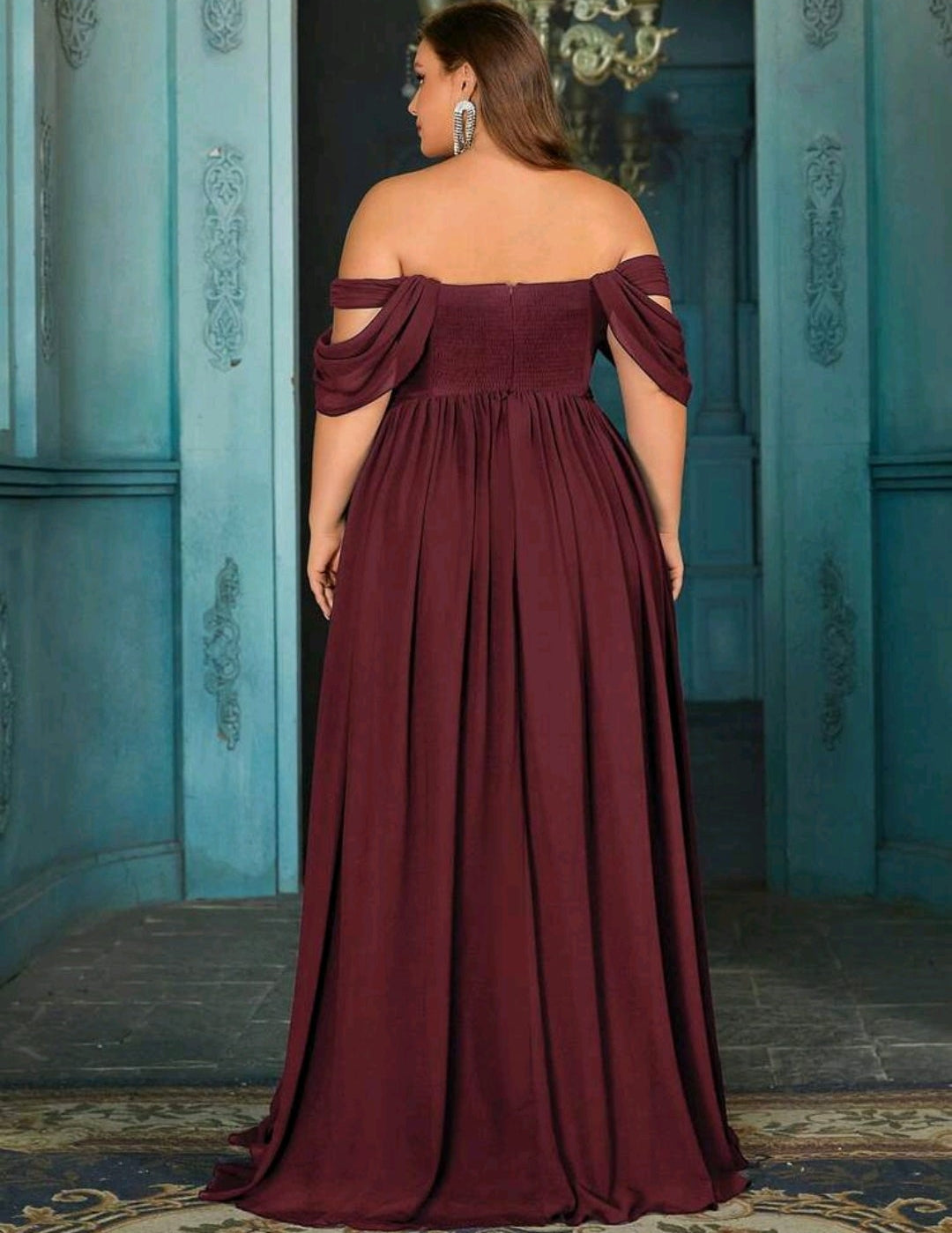 Vestido vino off-the-shoulder con abertura lateral