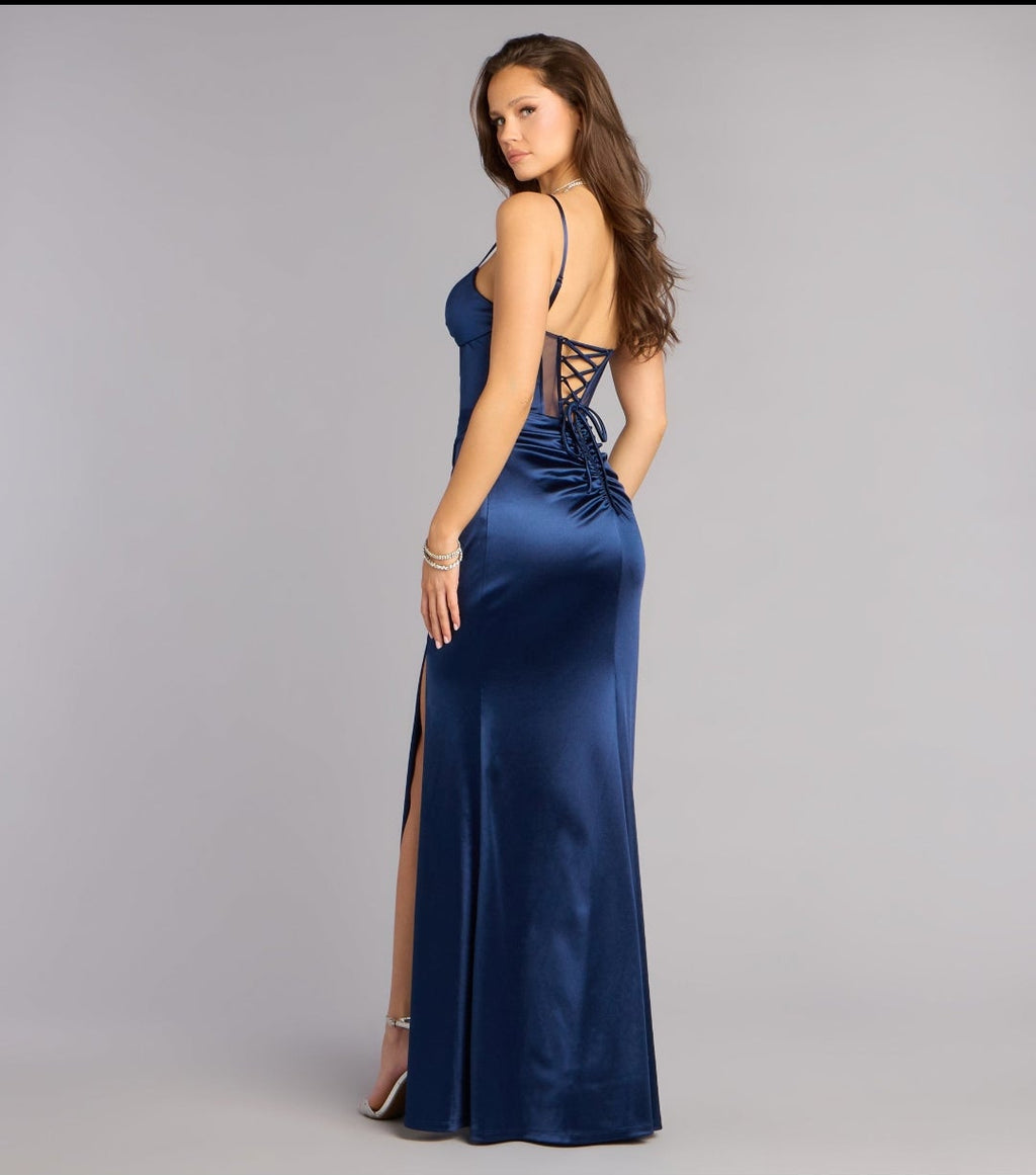 Vestido azul marino satinado con corsé ajustable