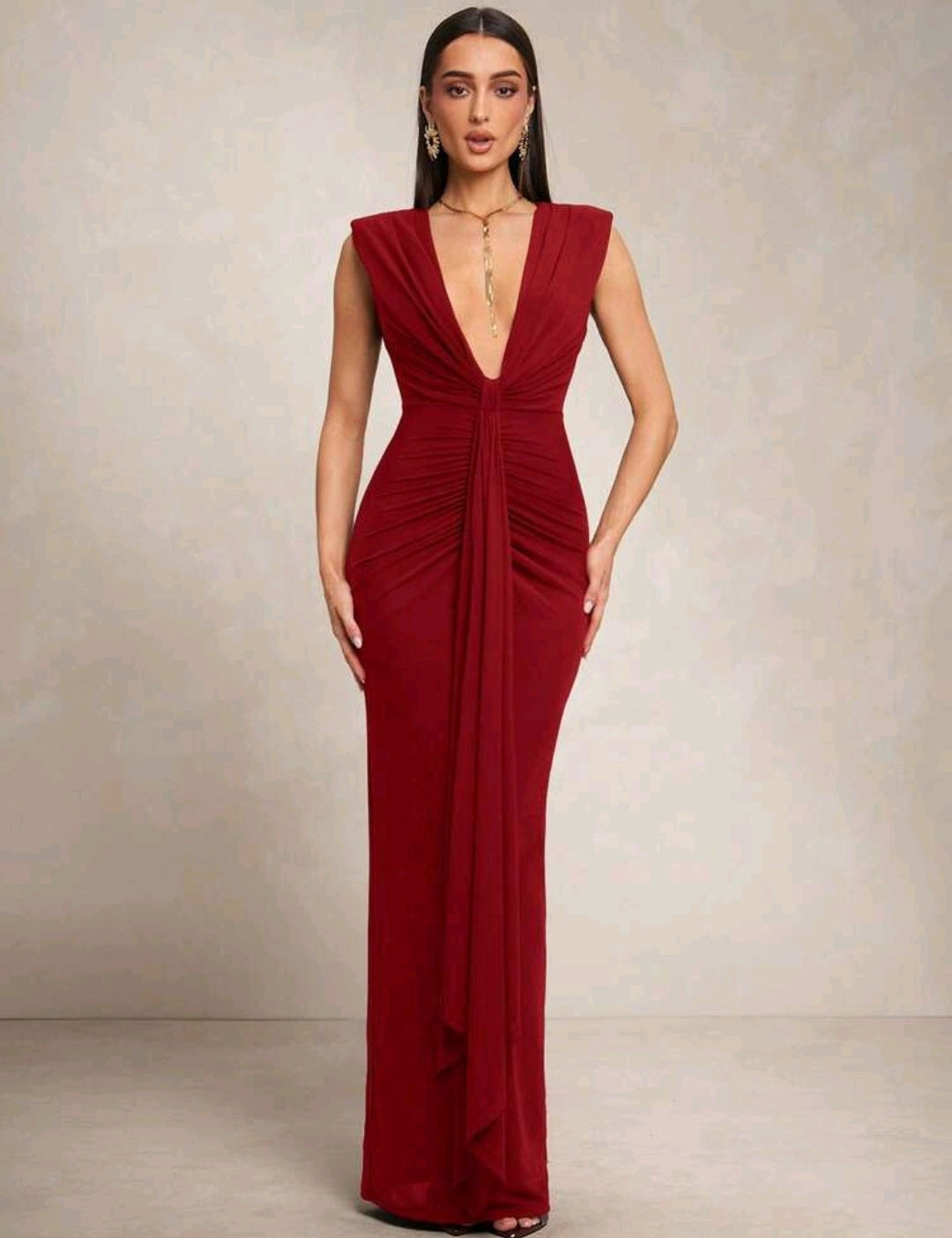 Vestido rojo pegado al cuerpo con escote pronunciado