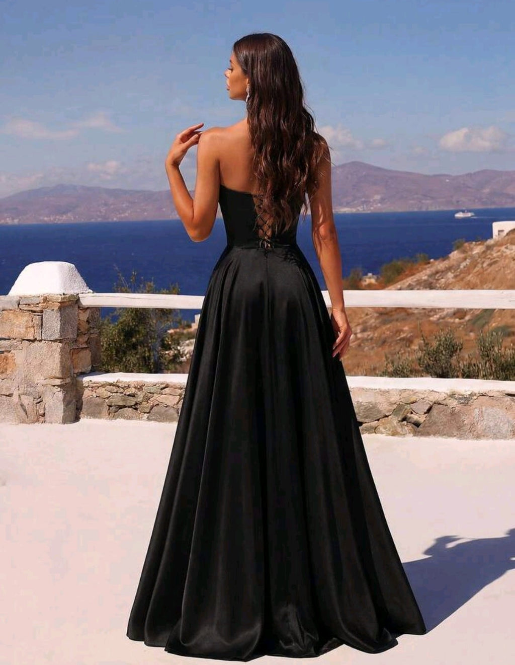 Vestido negro straple satinado corte A