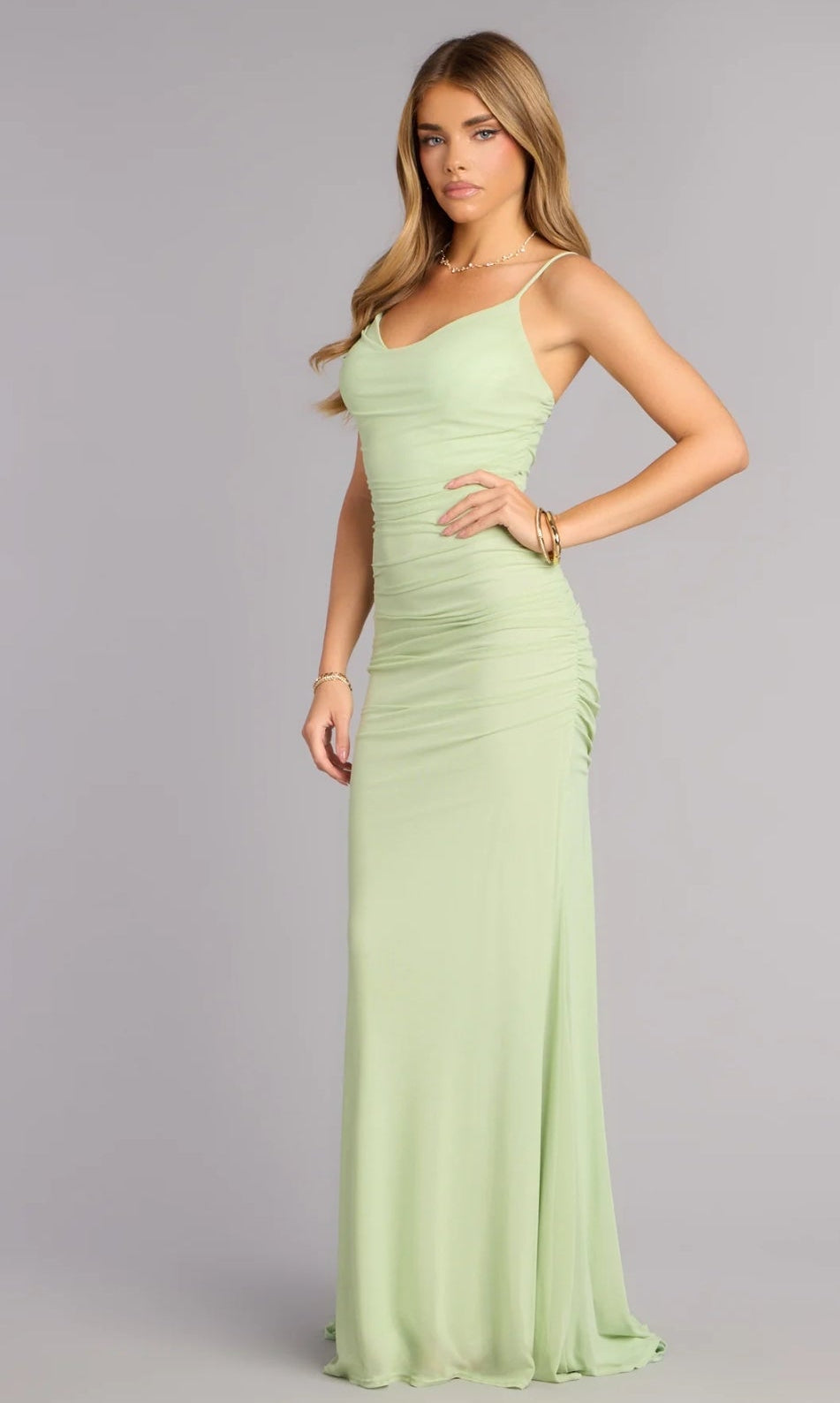 Vestido verde sage corte sirena con semi cola stretch