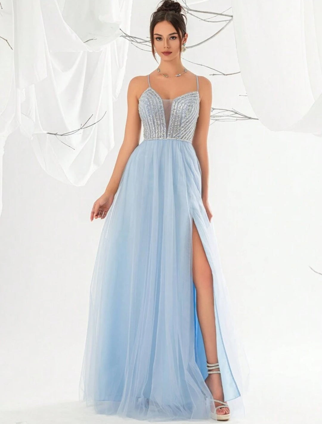 Vestido Rosalie celeste bordado pedrería plateada