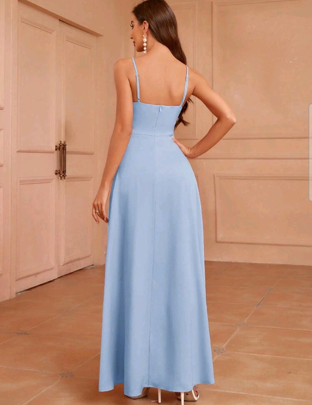 Vestido dusty blue con escote en V y abertura lateral