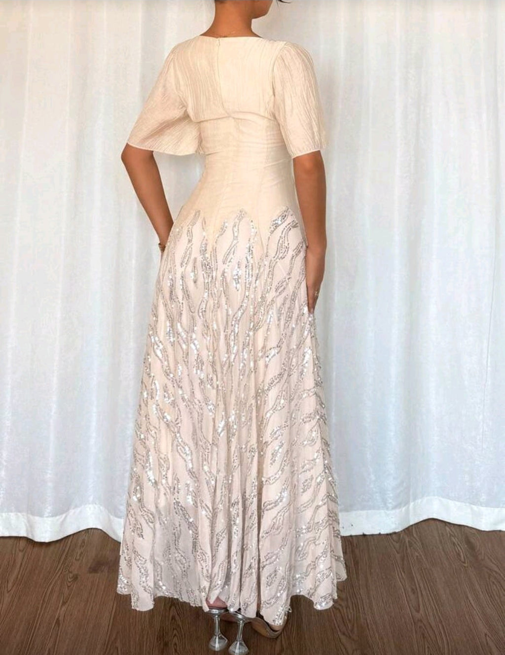 Vestido color Apricot con lentejuelas plateadas