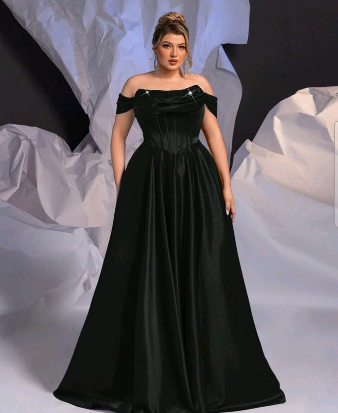 Vestido negro off-the-shoulder corte A brillo lentejuelas en escote