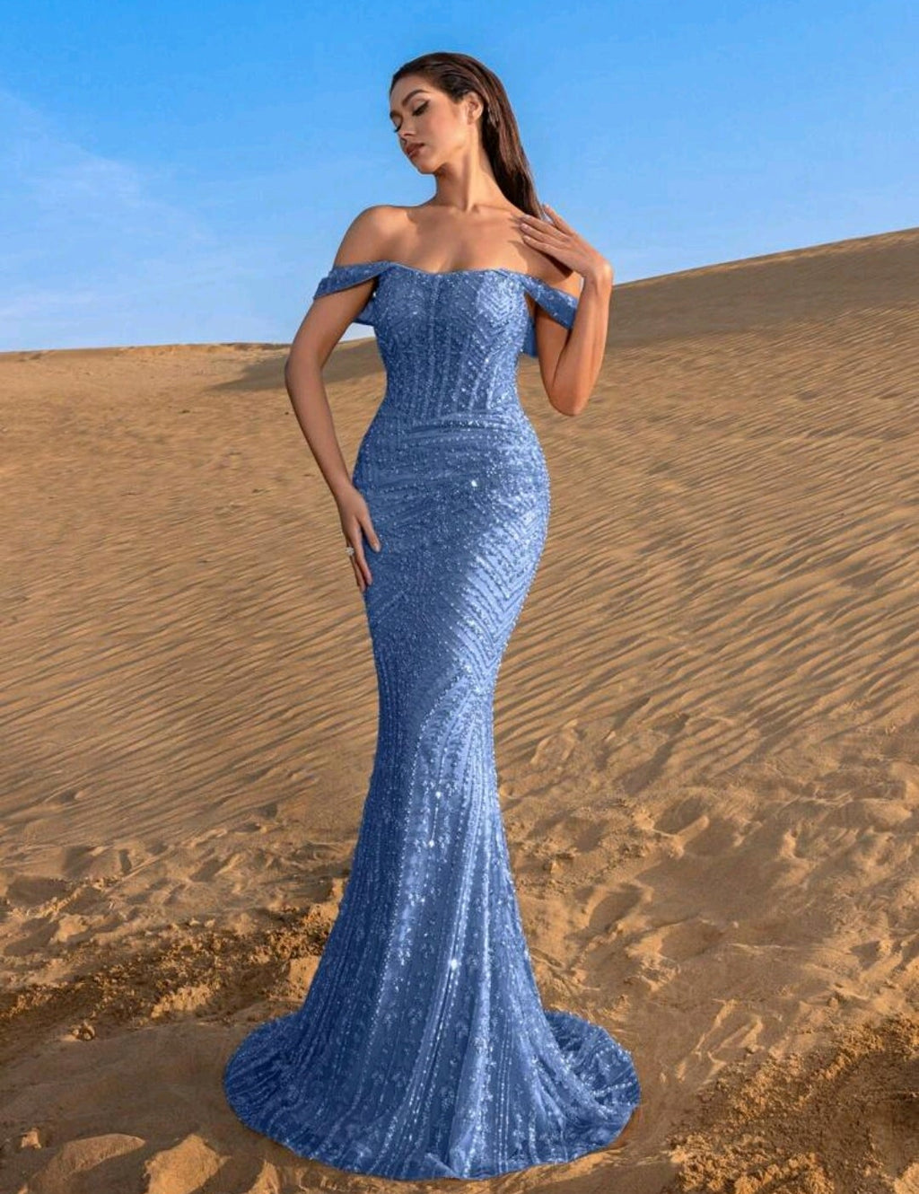 Vestido dusty blue off-the-shoulder pedrería corte sirena