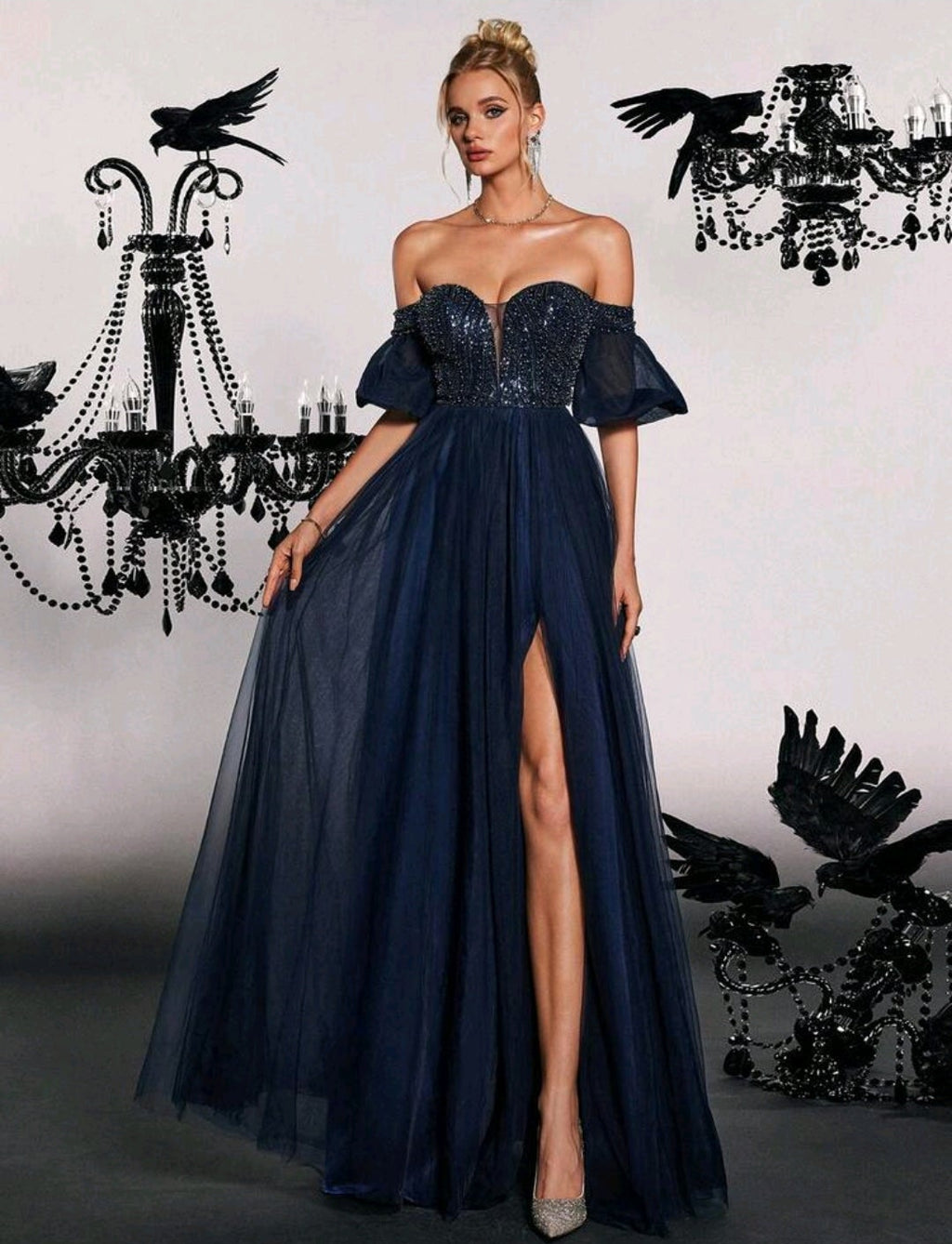 Vestido Kristhel azul marino con pedrería y tul off-the-shoulder