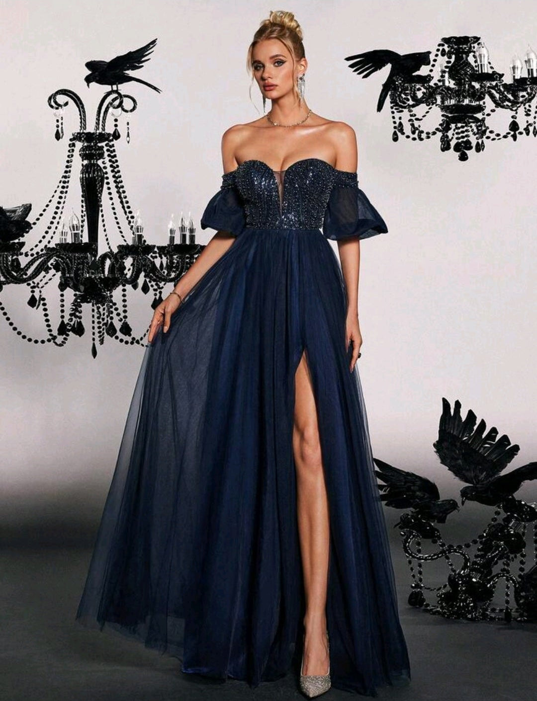 Vestido Kristhel azul marino con pedrería y tul off-the-shoulder