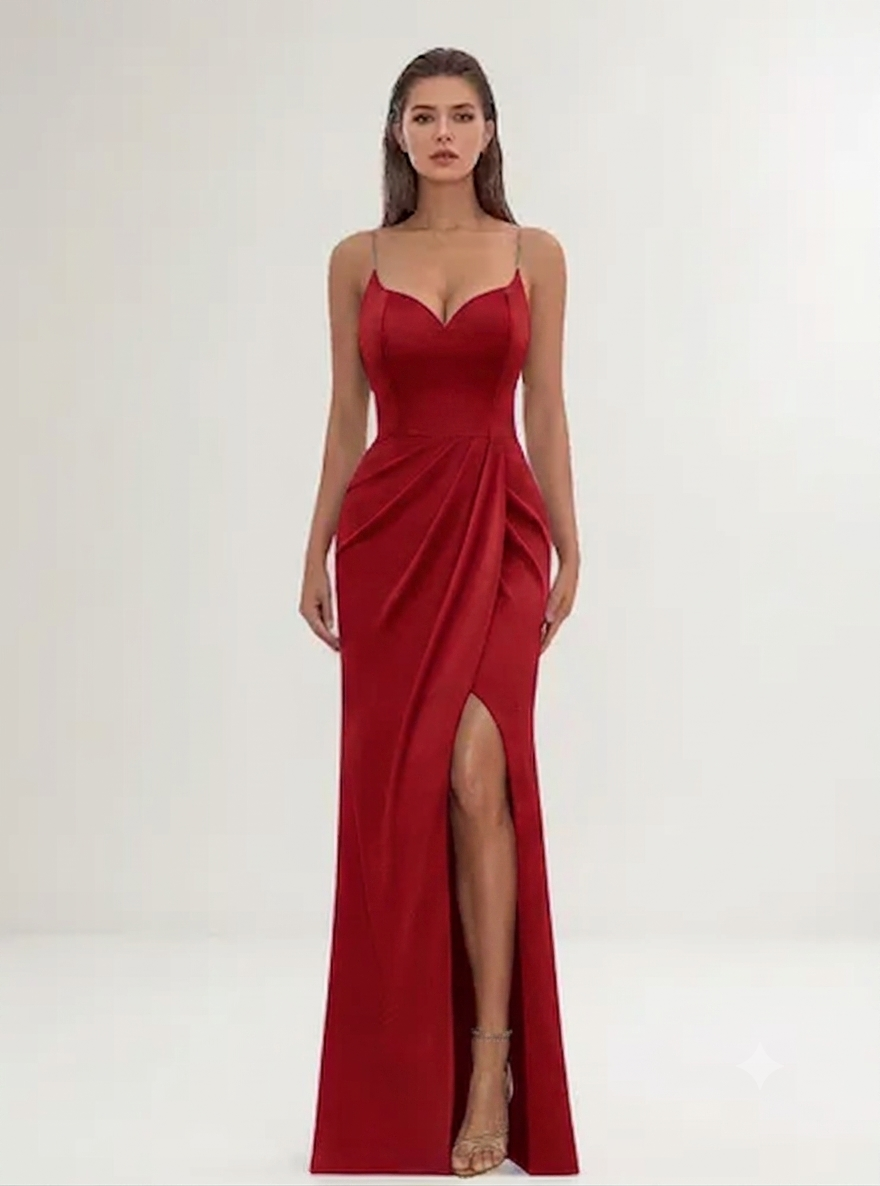 Vestido rojo con abertura lateral tirante delgado con brillo