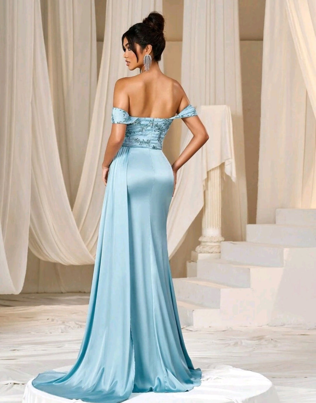 Vestido baby blue satinado off-the-shoulder con abertura lateral