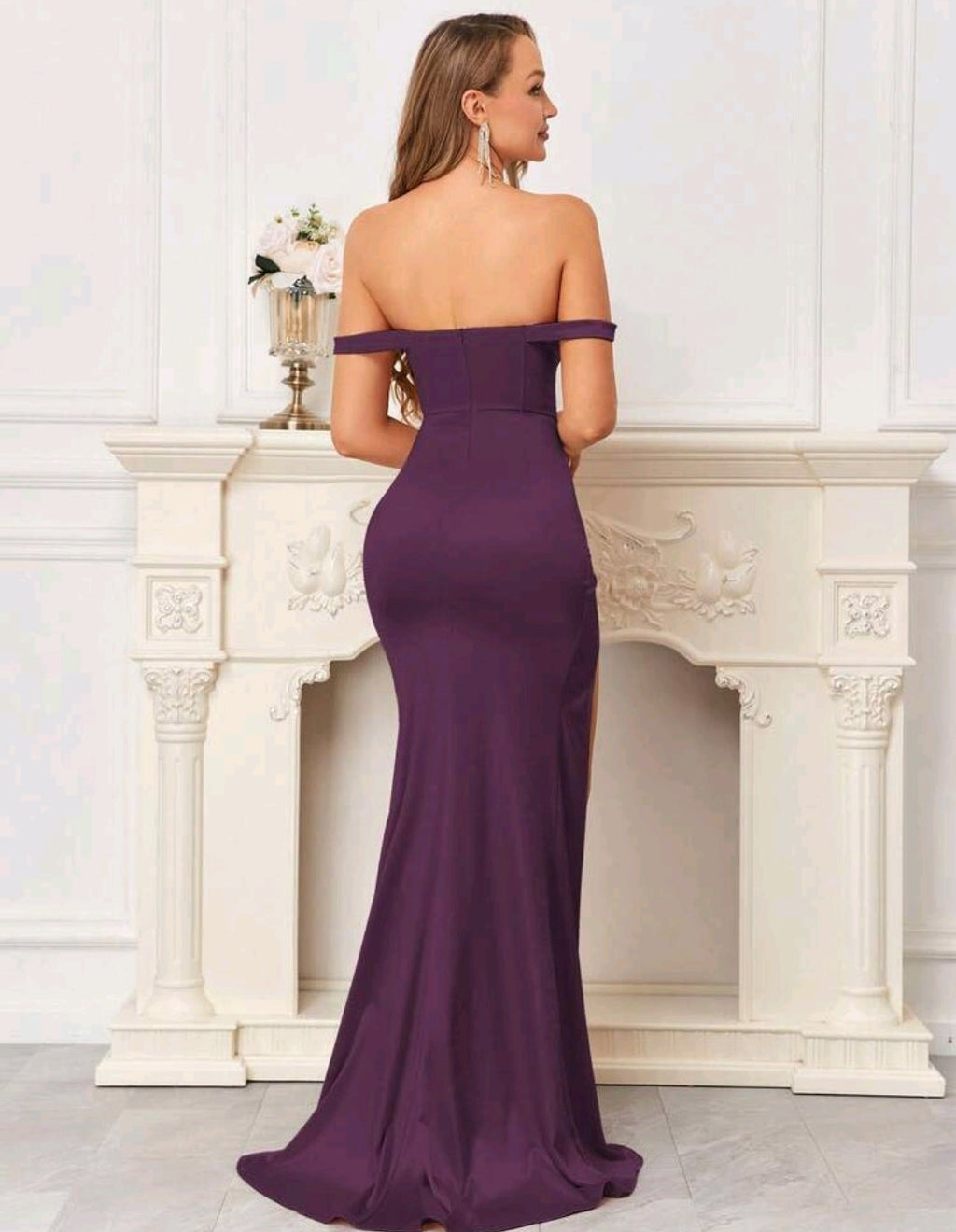 Vestido morado satinado off-the-shoulder con abertura lateral
