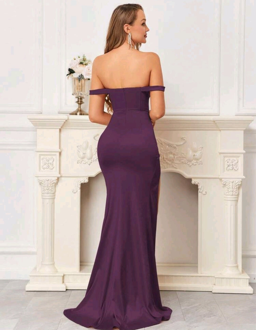 Vestido morado satinado off-the-shoulder con abertura lateral