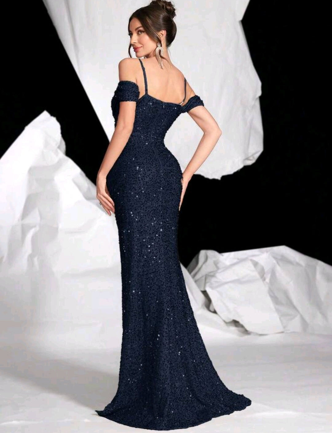 Vestido azul marino lentejuelas off-the-shoulder con abertura lateral