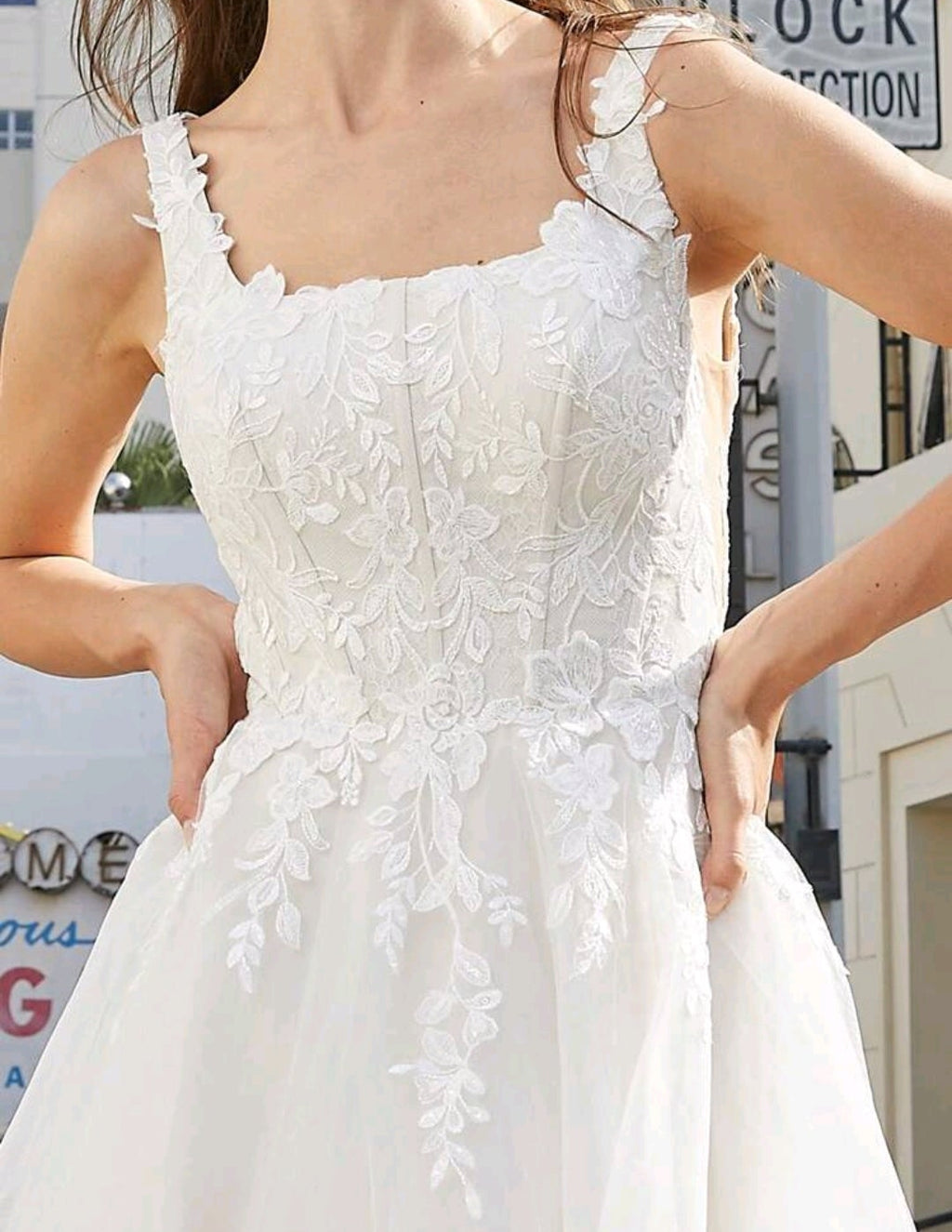 Vestido de Novia Gala Romance: Elegancia en Tul y Encaje Floral