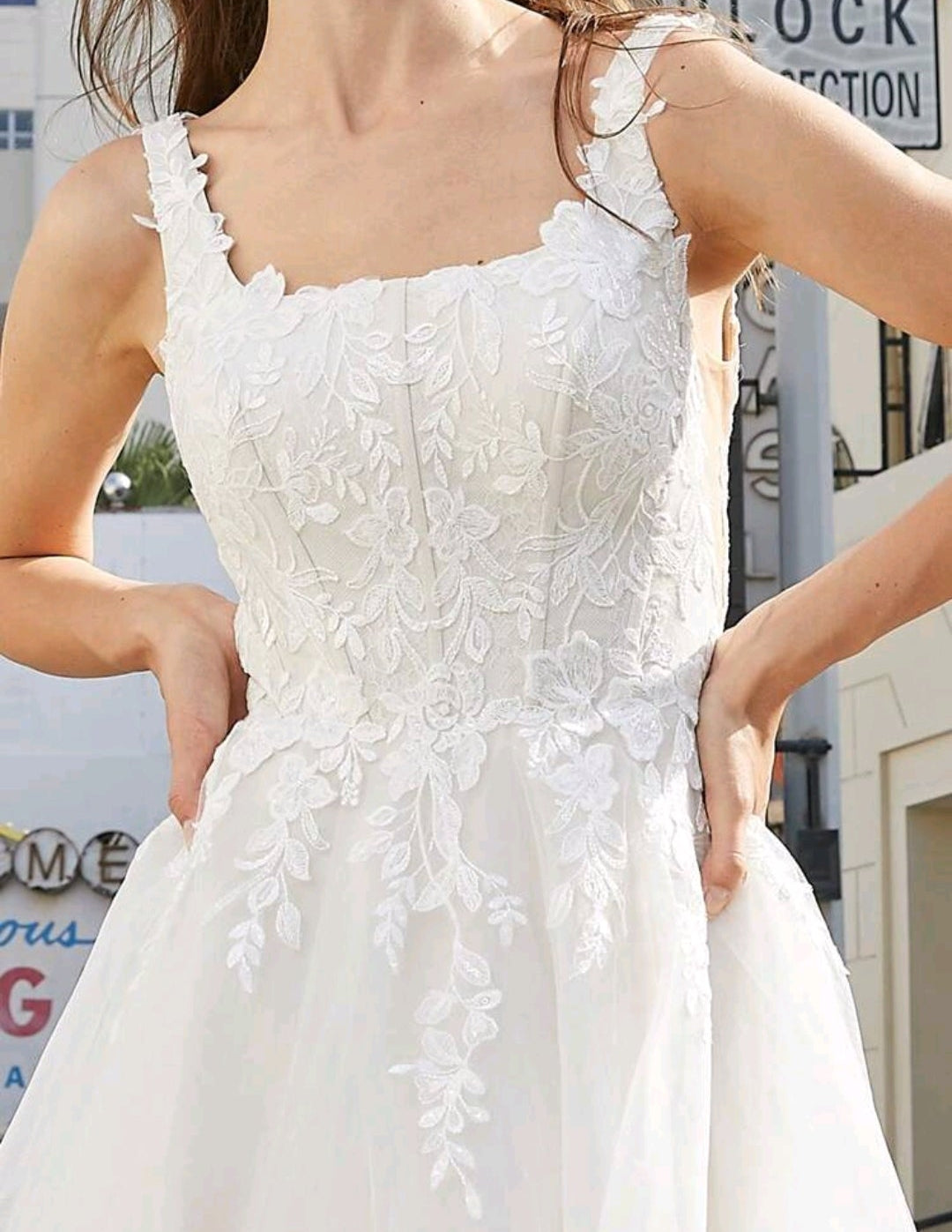 Vestido de Novia Gala Romance: Elegancia en Tul y Encaje Floral