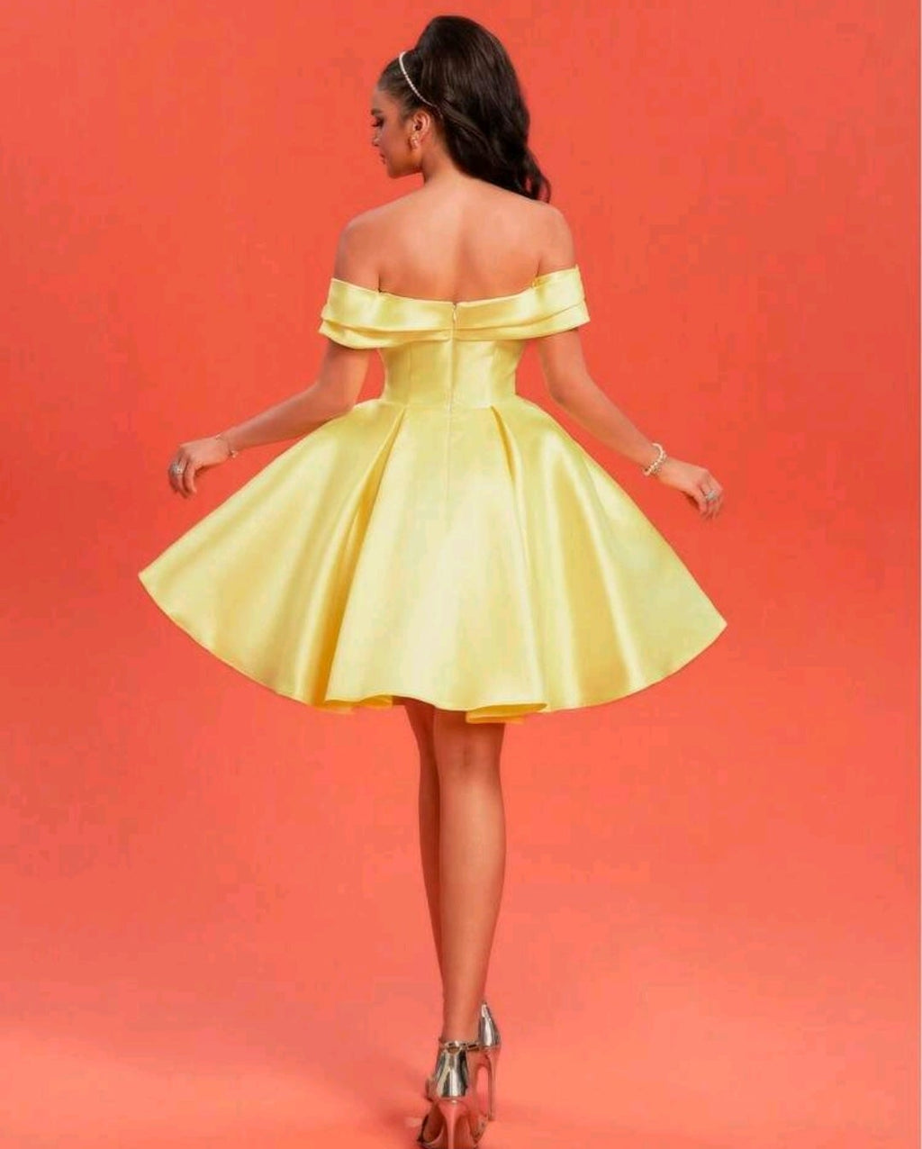 Vestido amarillo off-the-shoulder corte A