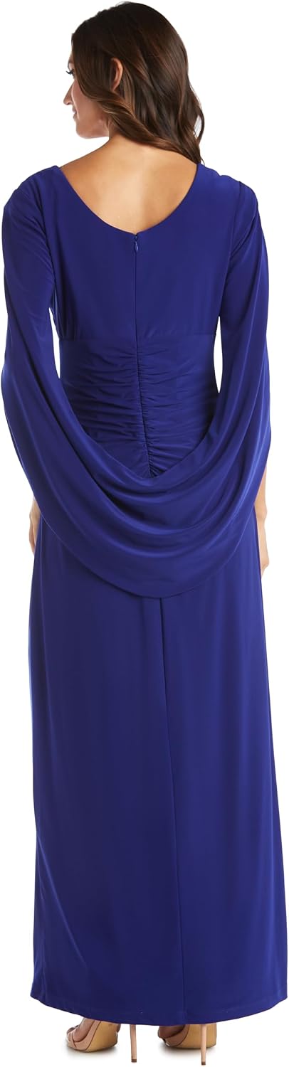 Vestido azul corte recto con capa