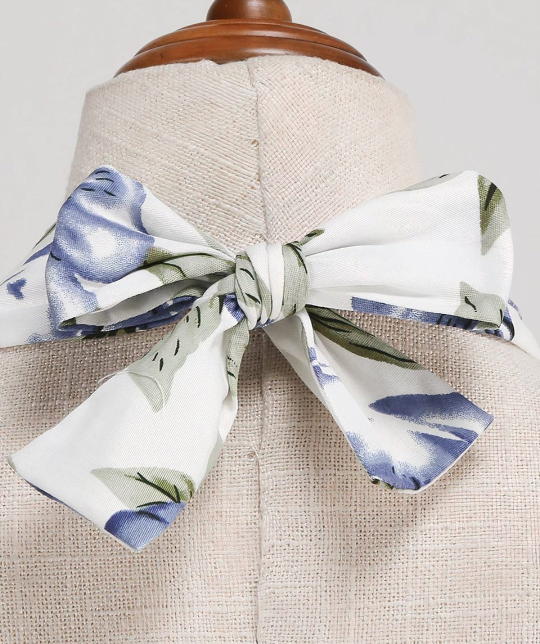 Vestido blanco con estampado flores azules