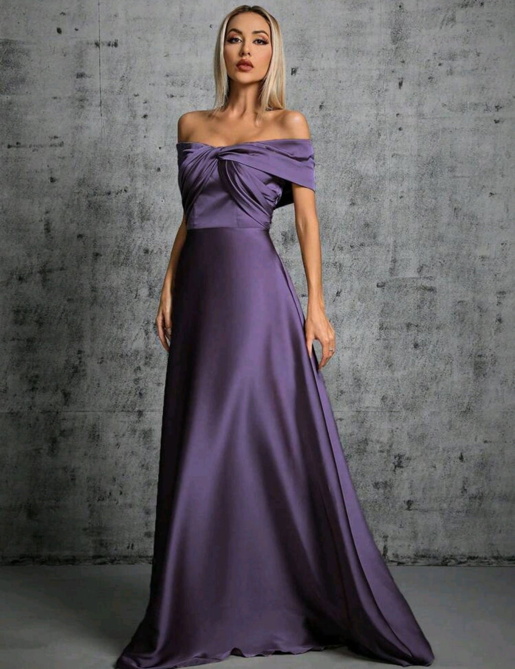 Vestido satinado violeta off-the-shoulder corte A