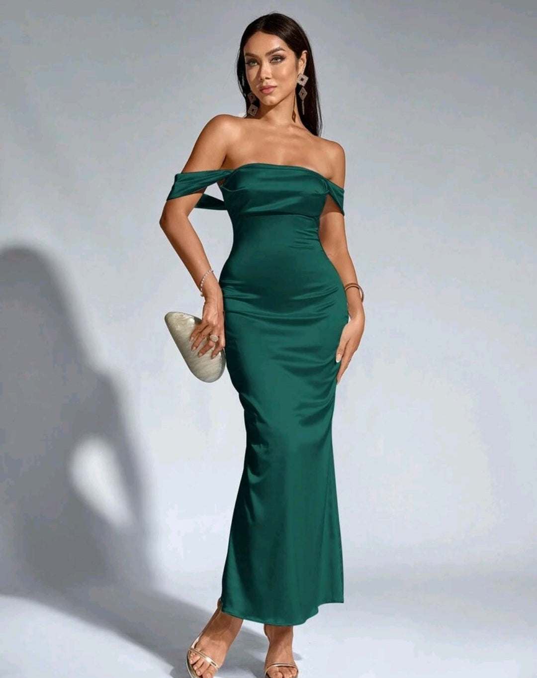 Vestido verde jade satinado off-the-shoulder corte sirena