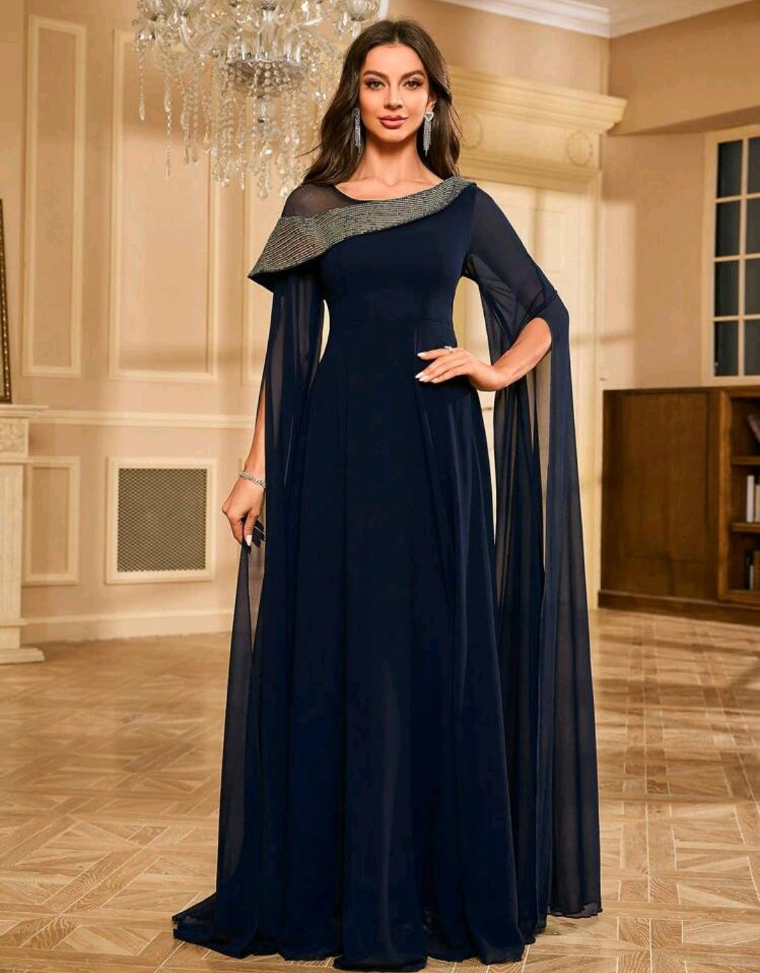 Vestido azul marino con manga tipo capa
