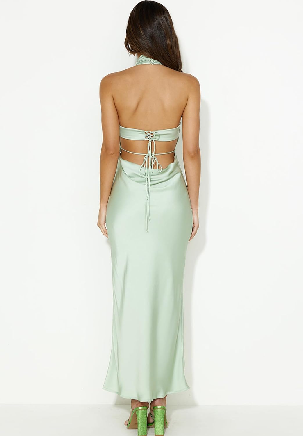Vestido verde sage cuello alto espalda semi abierta