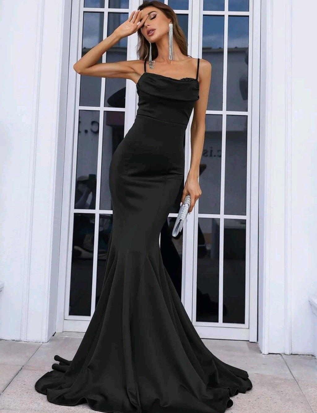 Vestido negro pegado al cuerpo, corte sirena