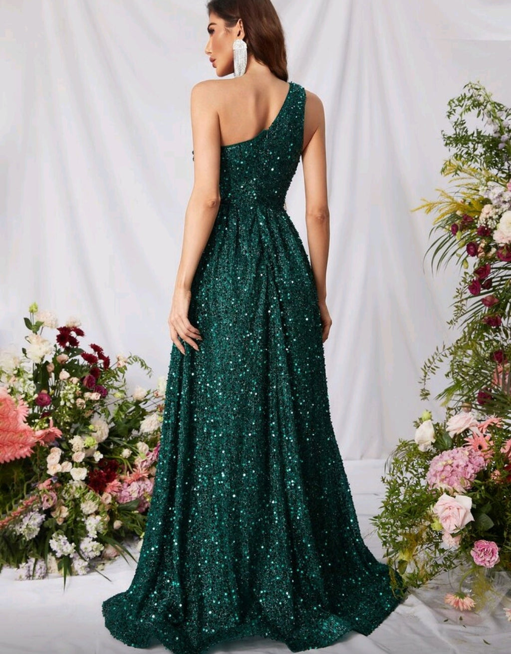 Vestido verde esmeralda de una manga con abertura lateral
