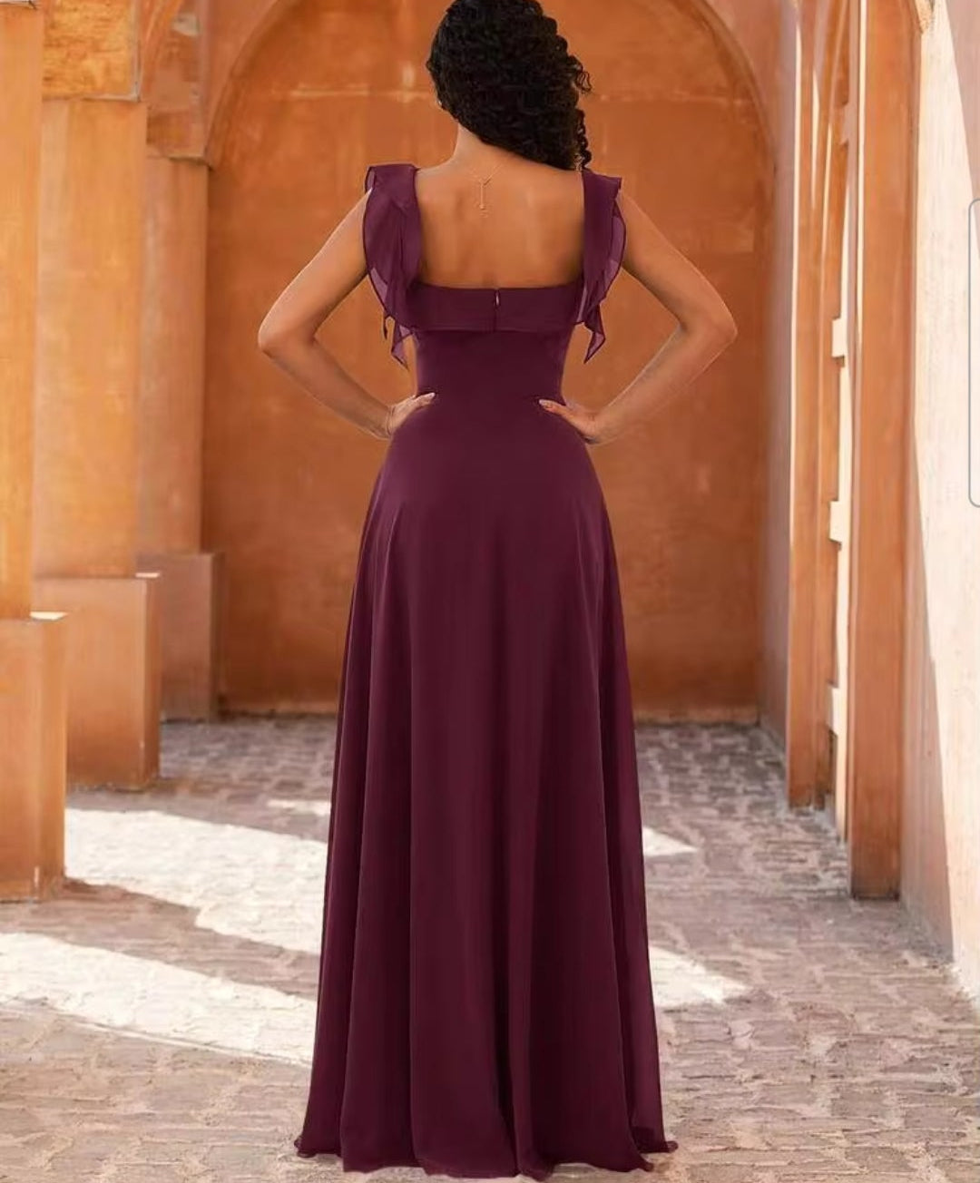 Vestido borgoña corte A con abertura lateral