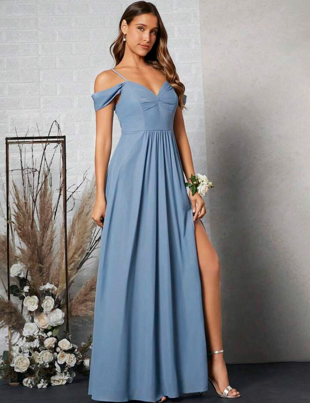 Vestido dusty blue off-the-shoulder con abertura lateral