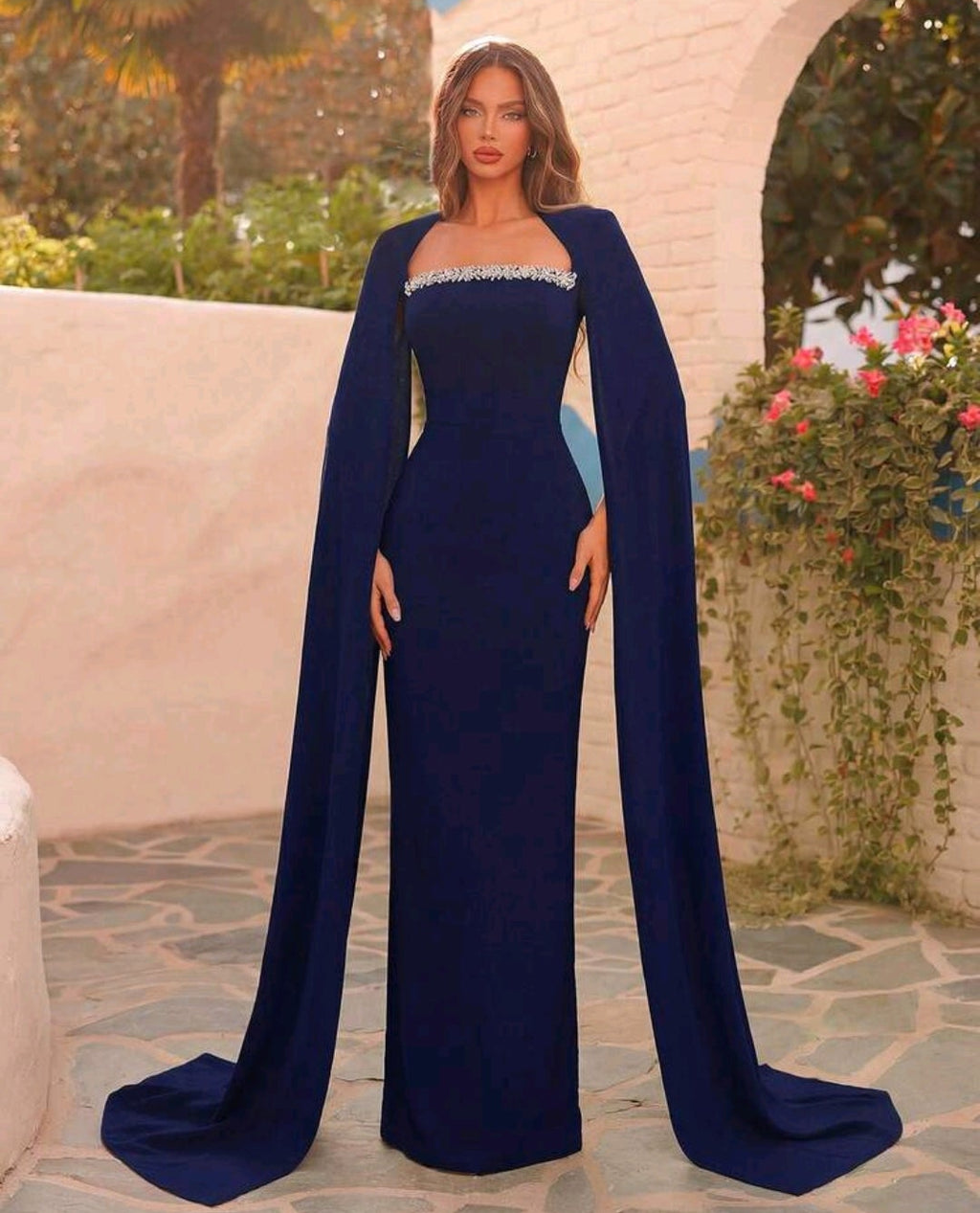 Vestido azul marino manga capa pegado al cuerpo