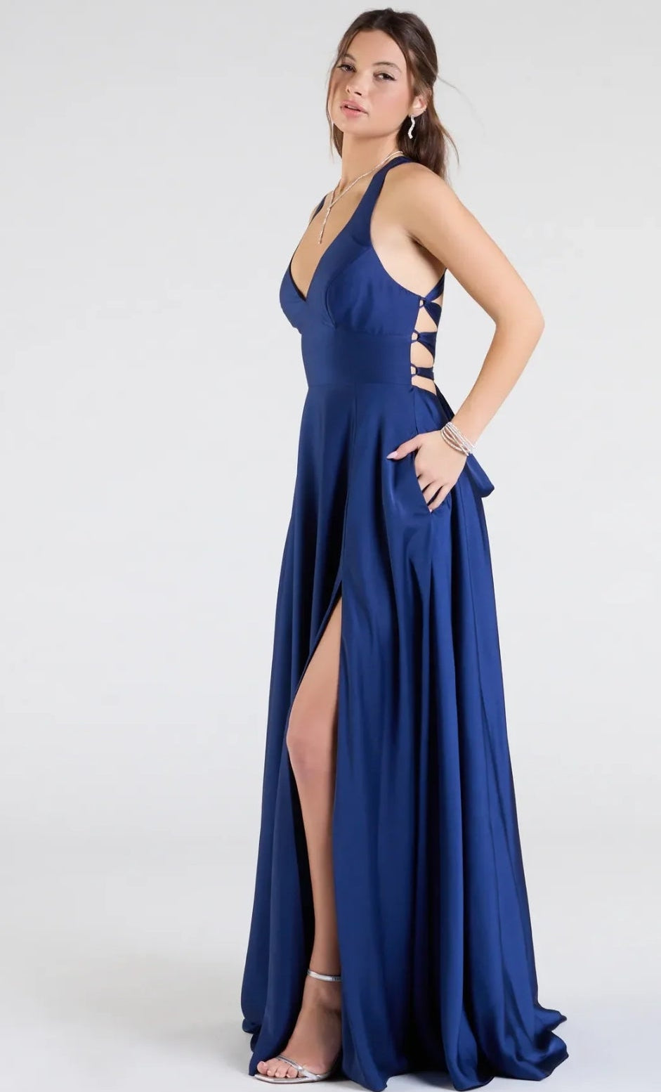 Vestido Abbey azul marino satinado espalda abierta ajustable