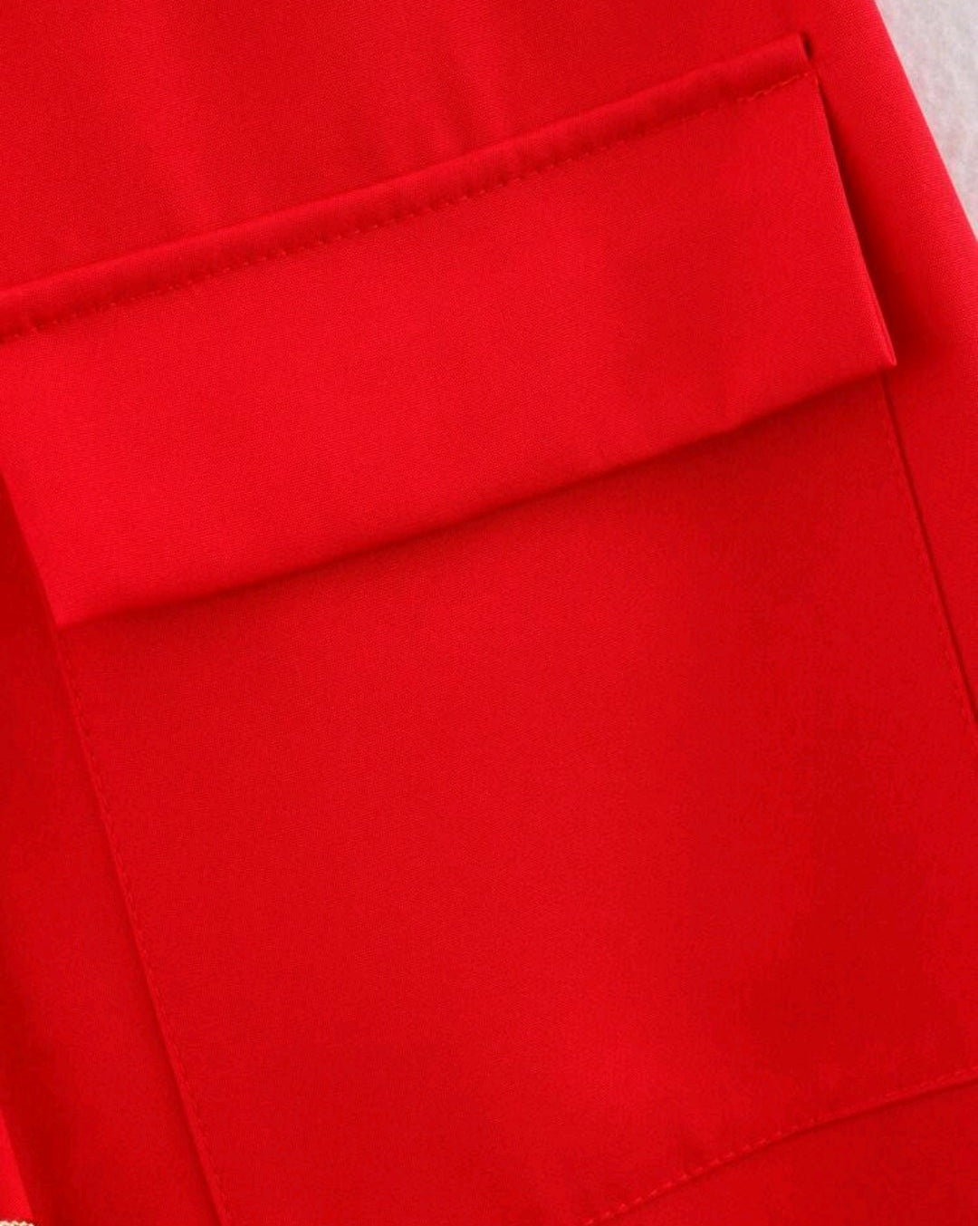 Vestido rojo formal midi con botones dorados