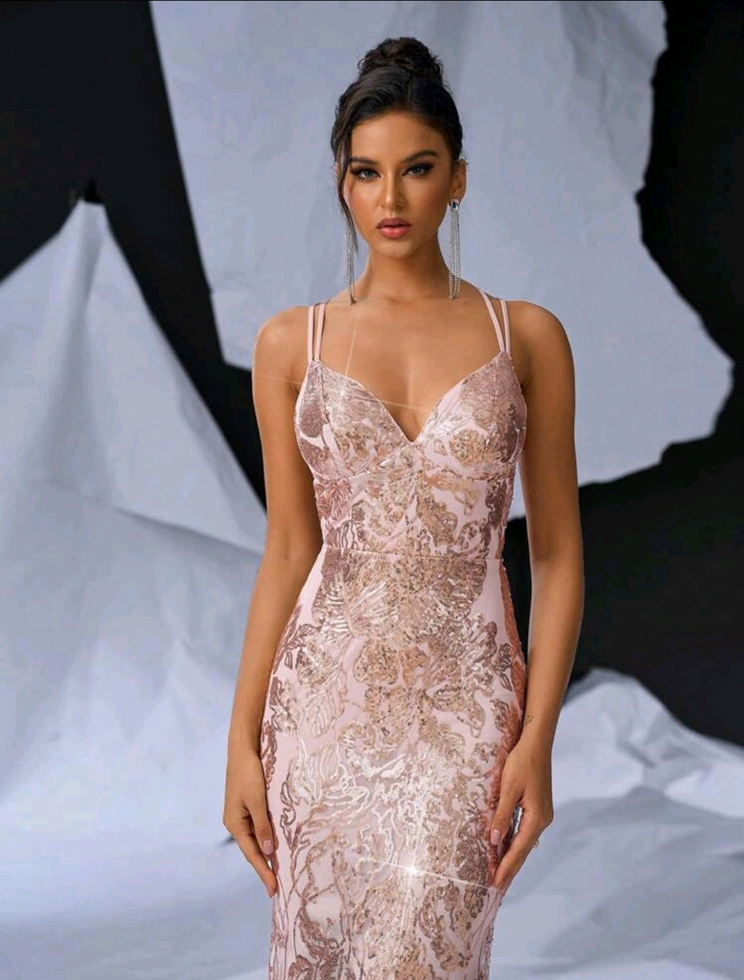Vestido oro rosa con escote pronunciado y espalda abierta