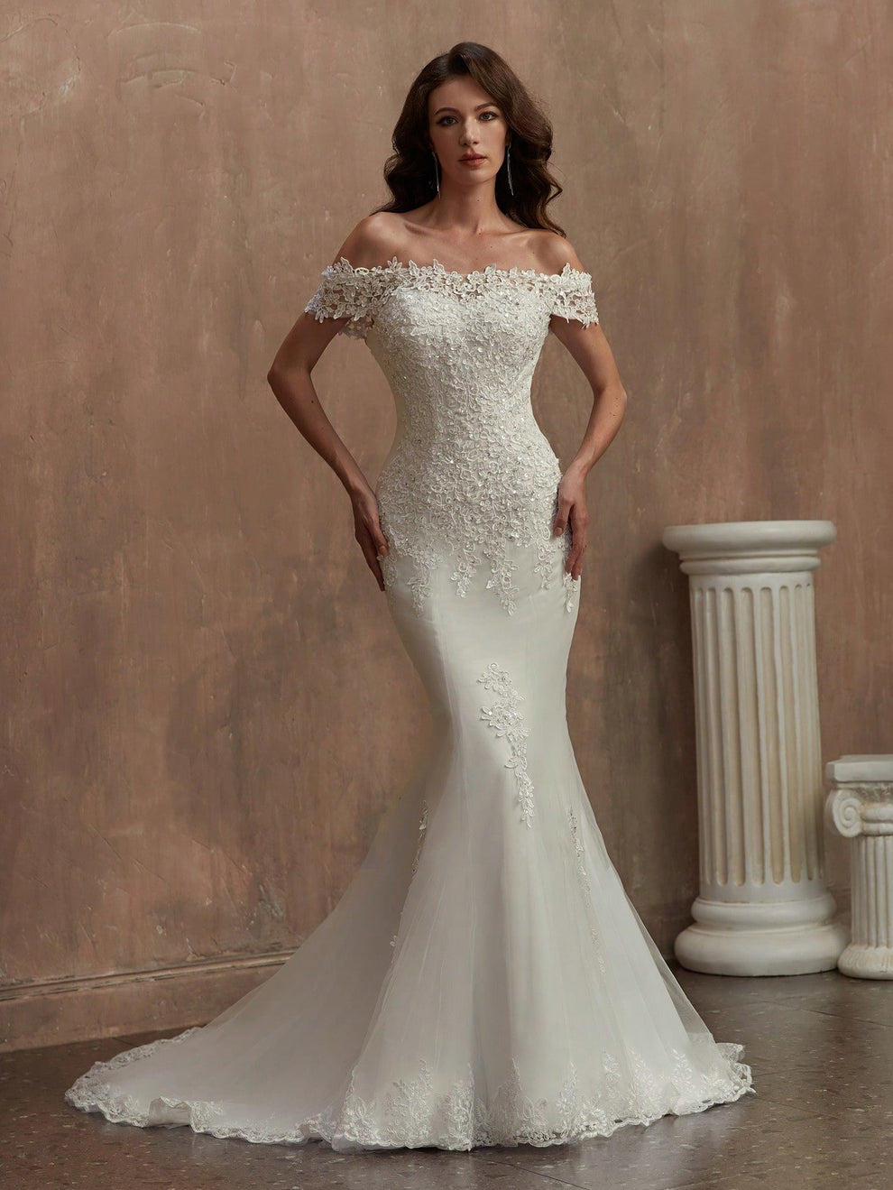 Vestido de novia encaje floral bordado y sutiles aplicaciones de pedrería que aportan brillo.
