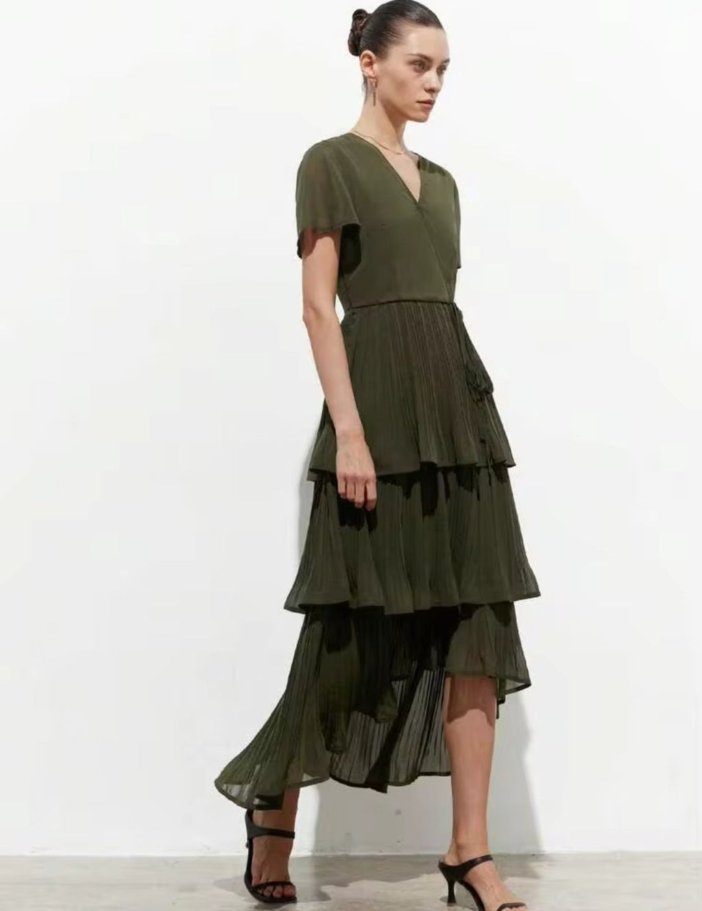 Vestido verde oliva manga corta falda cola de pato en capas