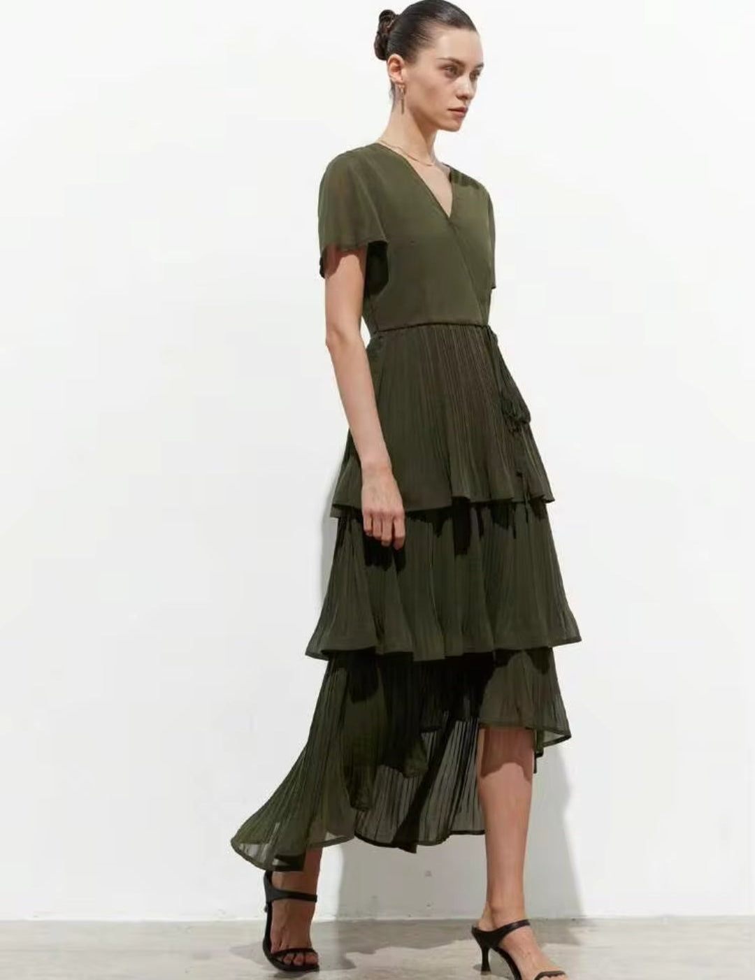 Vestido verde oliva manga corta falda cola de pato en capas