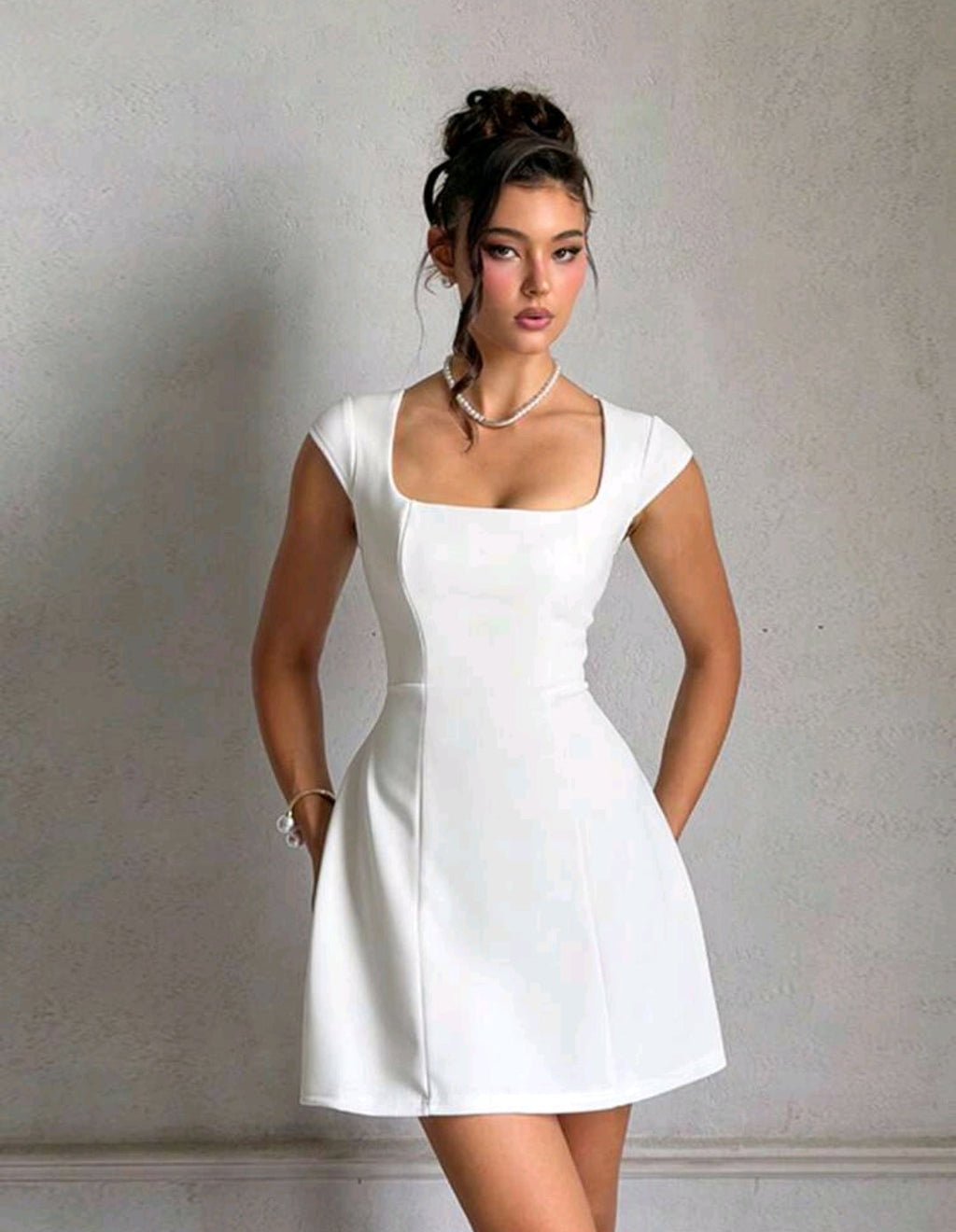 Vestido blanco mini con escote cuadrado